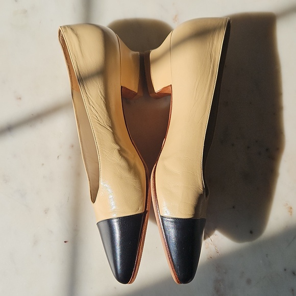 CHANEL: Classic Vintage two tone block heels - Picture 3 of 8